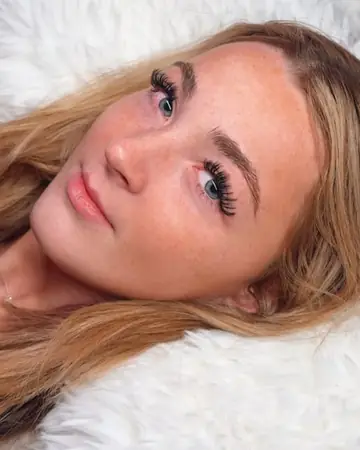 Hybrid lash extensions with soft brows by Dalia